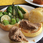 イトキト - 軽くトーストしたイングリッシュマフィンに自家製レモンジャムとレバーパテをのせてランチにしてみました。