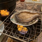 家族とすごす白浜の宿 柳屋 - イキのいい鮑が動きます