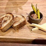 ラ・トォルトゥーガ - アミューズ。チーズ、青唐辛子、そしてオリーブがワインと良く合うのですが、極め付けは、このリエットを挟んだパン。これだけを食べにまた来たいくらいの絶品！！