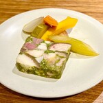 ラ・トォルトゥーガ - ジャンボンペルシェブルゴーニュ風。ハムとパセリのゼリー寄せ。肉厚のハムとゼラチンの中に入った粉末状のパセリのハーモニー。ピクルスが大きくしっかりと味がついていて、ワインが進みます。