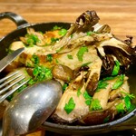 ラ・トォルトゥーガ - 付け合わせのキノコがステーキばりに大きくしっかりした味付けで仔羊のロティとよく合います。