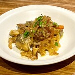 ラ・トォルトゥーガ - 鰤のエスカベッシュ。南蛮漬け風のテイストで、根菜類が合わさって入っており、これがとても良い。結構な大皿で出てきます。