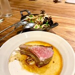 ラ・トォルトゥーガ - メインのグラスフェッド仔羊のロティと付け合わせのキノコたくさん！