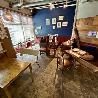 SNUG STAY DOOR CAFE_2