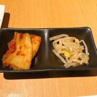 近江うし焼肉 にくTATSU 銀座店 - キムチとナムル