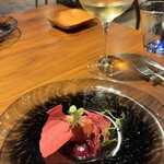 268135234 - マグロと紅くるり大根マリネ　ビーツとカシスのソース　ビーツのチップ