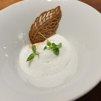 イル ネッビオ - イタリア産栗のズペッタとハーブシュリンプのソテー　アニス風味の泡と栗粉のリーフ