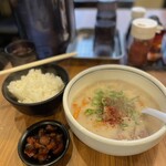 老虎苑 - かす汁定食@550円の汁（大）＋@150円、Qちゃんは無料