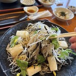 そば処みよし - 蕎麦つゆぶっかけ後、混ぜ混ぜ中。