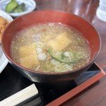 呑みめしや いっぷく - なめこと油揚げの熱々味噌汁