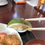 呑みめしや いっぷく - レモンで無くすだちが付いてきます