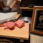 日本焼肉はせ川 別亭 - 神谷商店のお肉を見せてくれました！