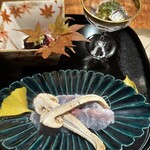 東山 吉寿 - 白甘鯛のお刺身に焼き松茸、マグロと黒米、鰯のパセリソース