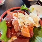 ばんや - マグロ漬けとサーモンのどんぶり