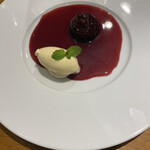 BISTRONOMIE TKM - 佐渡産黒イチヂク“おぎビオレー“と赤ワインのコンポート バニラアイス添え