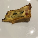 BISTRONOMIE TKM - Menu
      Quiche Lorraine
      焼き立てキッシュ・ロレーヌ