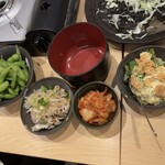 焼鳥 しょうじん - 枝豆、すもつ、キムチ、ポテサラ