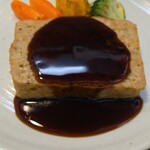 キッチン ブルー グローブ - 正面から、焦げ茶色のバルサミコソース