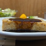 キッチン ブルー グローブ - 横から、パンプキンのポテサラが顔を出す