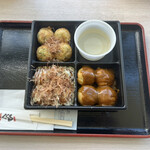 たこ家道頓堀くくる - 道頓堀セットＢ１３５０円。ノーマル、カレー、明石焼き。安定のたこ焼き、明石焼きに、冒険のカレー味。良きセットです。