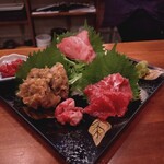 野毛 おばんざい 蓮 - マグロいろんな部位の盛り合わせ。左が青唐なめろう。これ絶品