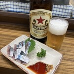 立呑み処 入部酒店 - 赤星大瓶とサバキズシ