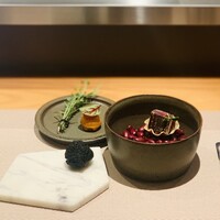 アルゴリズム - ①【アミューズ：最初はお手にとって一口で】
                    ★ サンマのタルトレット
                    　 パプリカのマドレーヌ
                    　 アンコウの竹炭シュークリーム