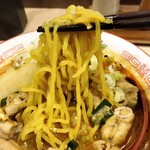 拉麺大公 - 【限定】ピリ辛ホルモン味噌ラーメン、麺リフトアップ
