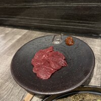 焼肉とみ 横浜関内店 - 馬刺