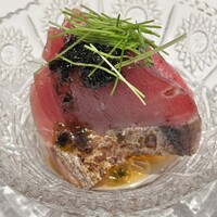 鮨 つむぎ - 鰹のタタキ海苔ソース掛け