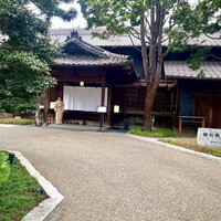 高宮庭園茶寮 - 落ち着いた近代和風建築の佇まい。和服のスタッフがお出迎え