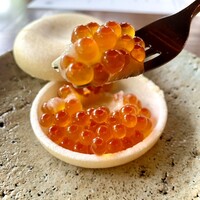 高宮庭園茶寮 - いくら　根セロリ　最中。プチプチのイクラに根セロリペーストがよく合います。最中をパリッと噛み砕く音が辺りに響く。