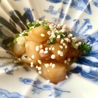 高宮庭園茶寮 - 帆立貝柱　大吟醸醤油漬け。　漬けにされた貝柱はモッチリして、旨味が凝縮。アクセントのアラレと酒盗が良い仕事