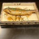 よし町 - 子持ち鮎　若いぷどうから抽出した酸味も相まってこれも頗る美味しかった！