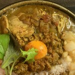 スパイスポスト - 卵黄乗ったキーマと向こう側チキンカレー