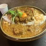 スパイスポスト - 手前ポークビンダル、中卵黄とキーマ、向こうチキン