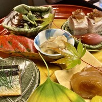 よし町 - 右下の唐墨をイカで巻いちゃってあるやつ。ヤバいです（笑）ミズ（大好き）の食感に木耳を合わせるって発想が凄い。