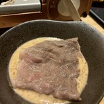 HAJIME - 將肉浸入芝麻醬中。這是特別為我們準備的芝麻醬。