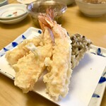 天ぷら よこい - ●一皿目
      ・海老
      ・黒舞茸
      ・南瓜
      
      奥に特別な品があります（笑）
      柚子が効いてて絶品
