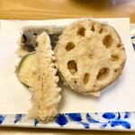 天ぷら よこい - ●三皿目
      ・蓮根
      ・ズッキーニ
      ・なす
      ・ヤングコーン