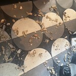 Long Bar - 割った殻は床に捨てるというユニークな流儀