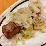 新宿三丁目ふじ屋ハナレ - ネギレバー　ふわっとジュワッとネギが効いて美味しい