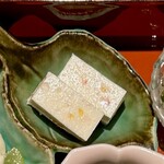 輪久 - 紅葉真丈(パプリカ、紅ずわい蟹)
      これ、良かったな〜(´ч` *)♥
      滑らかな真丈、蟹の香りと旨みが絶品です♪