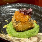 輪久 - 【二の重】秋刀魚の真丈射込みフライ　オクラソースいくらがけ (しょうが、ふりレモン、むらめ)
                                彩り賑やかな一品♪真丈を秋刀魚で巻いてサクッとフライにしています♪ヾ('ﾛ'*)ﾉ"ｩﾝﾏｯ!