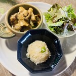 にんじん木 - ・国産豚肉の煮込みポルチーニ茸のクリームソース　枝豆のバターライス&サラダ
