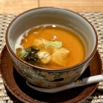 輪久 - 生ゆばの茶碗蒸し生のり佃煮(練り雲丹、わさび)
      いきなり素晴らしい小鉢！湯葉、生のり、雲丹、わさびと口の中で目まぐるしく味の変化が訪れます♪