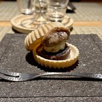 輪久 - 栗ようかん最中
      甘味まで素晴らしい♪(≧∀≦)☆
      最中の中には羊羹、バニラ、栗クリーム、そしてコーヒーパウダーと栗パウダーが掛かっています♡
      ひと口でパクリ、ｳﾏ━ (●>艸<) ━ｽ!!!