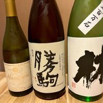 輪久 - 富山の地酒飲み比べ、右から、
      林　純米吟醸　五百万石　（富山）
      勝駒　純米酒　（富山）
      満寿泉　純米大吟醸　ワイン樽仕込み　（富山）