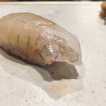 すしやのたい悟 - マコガレイ　北海道日高地方。鮨の魚介類の図鑑を買ったら良いのでは？と私に問うた白身。ビギナーにも優しめの図鑑、買った。つまりそれほどの一貫。