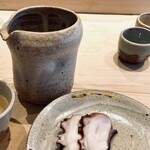 すしやのたい悟 - 酒の器も素晴らしい。飲酒のかたにはグラスでお水も出ます。